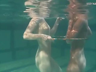 Hot Teen Underwater Shows Her Gorgeous Body Underwater